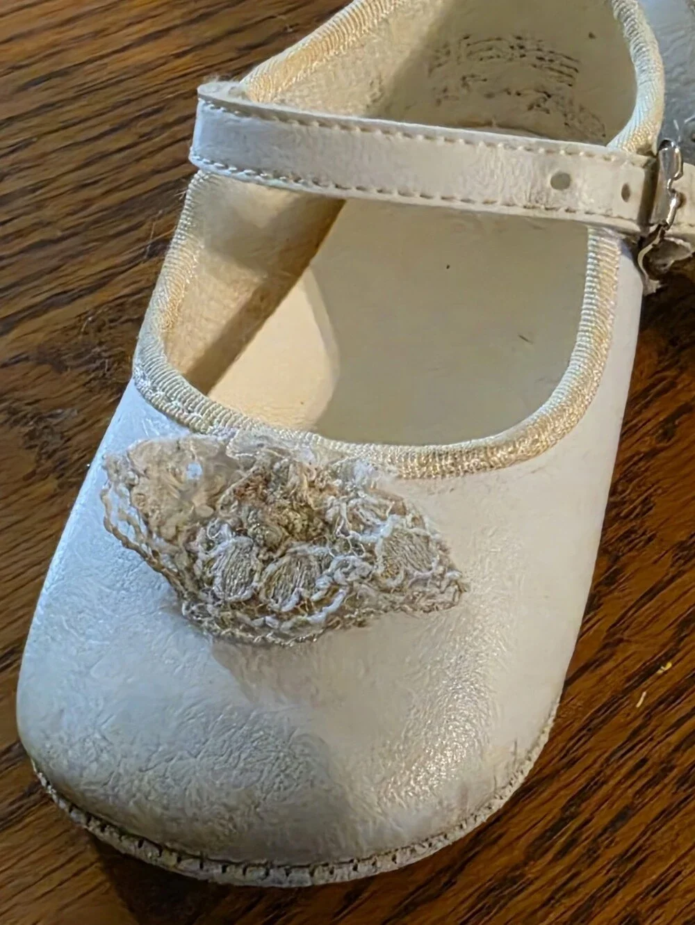 Cream Vintage 1990's Mary Jane Baby Neeborn Shoes with Floral Applique